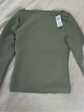 NWT Abercrombie Long Sleeve Top Size Medium